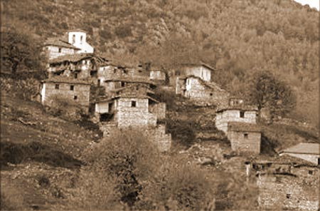 O παραδοσιακός οικισμός της Κρώμνης
